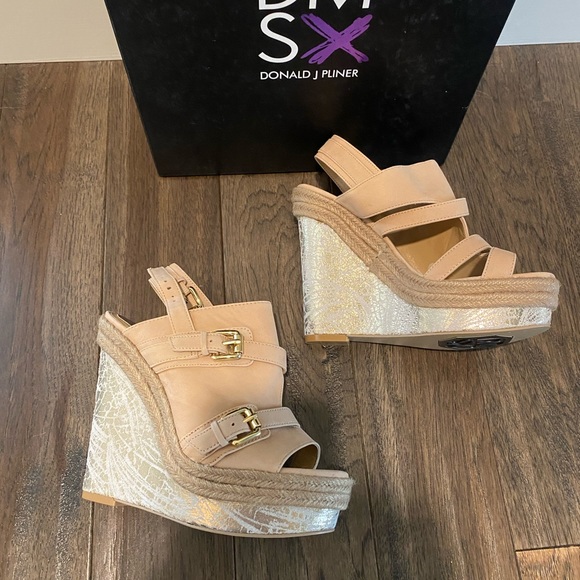 Donald Pliner NEW wedges. Very sexy - Picture 5 of 9